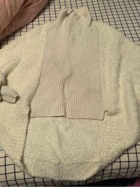 BCBGMaxAzria Cream Turtleneck Pullover Sweater